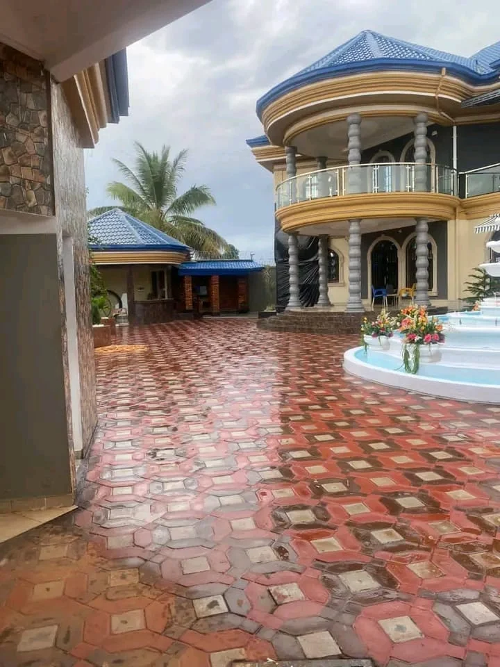Duplex avec piscine à vendre à Odza – Yaoundé